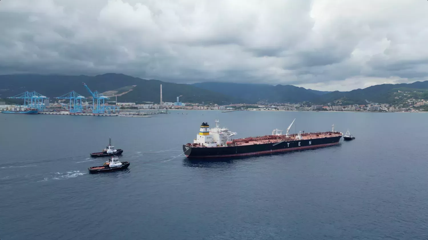tanker harbour towage operation