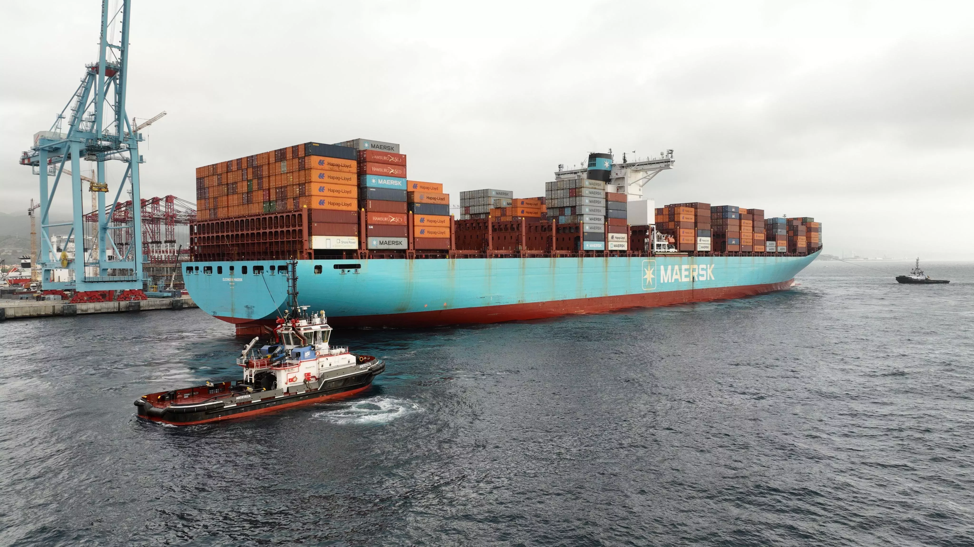 container ship harbour towage operation