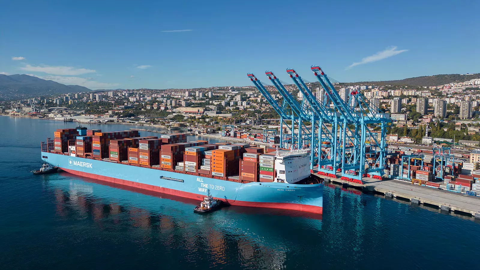 Container ship harbour towage