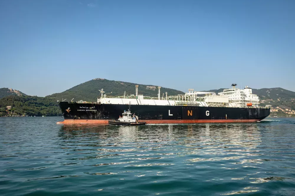 LNG carrier harbour towage