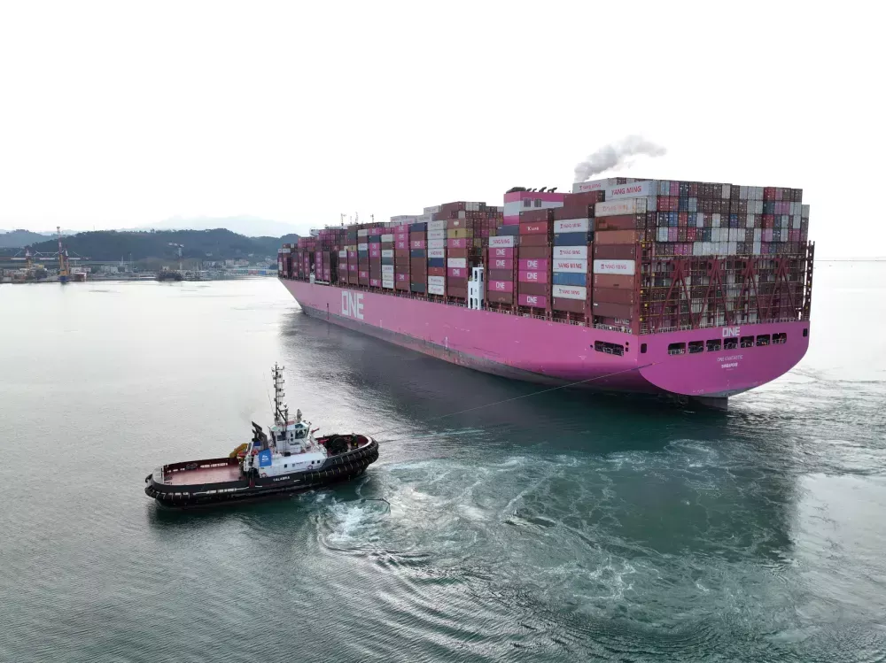 Container ship harbour towage