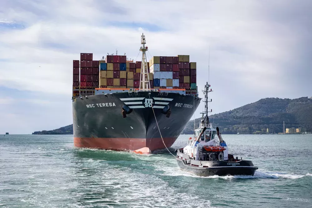 Container ship harbour towage