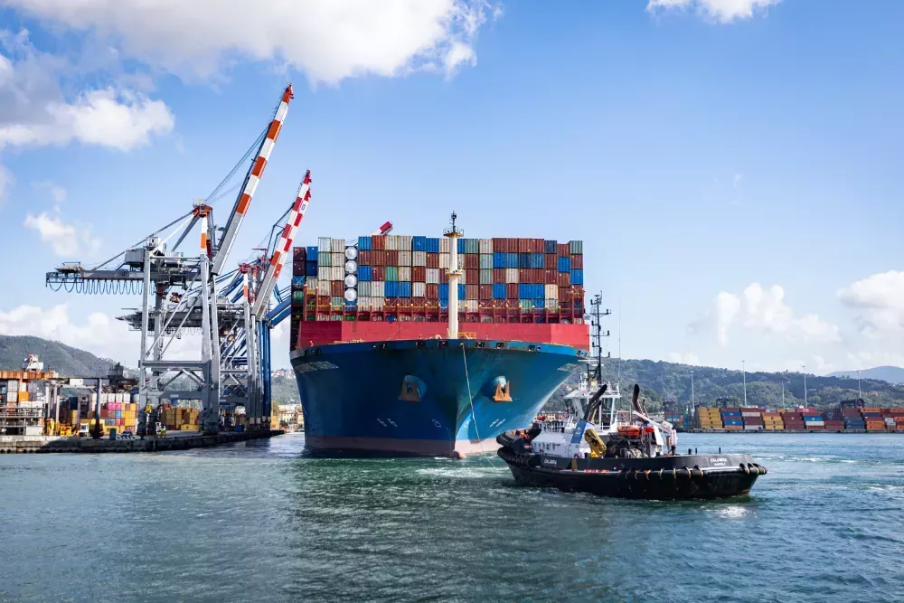 Container ship harbour towage