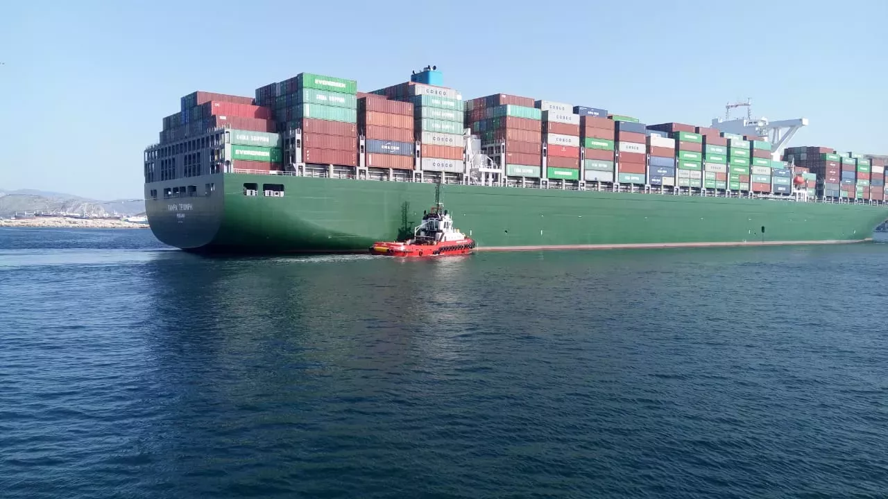container ship harbour towage operation